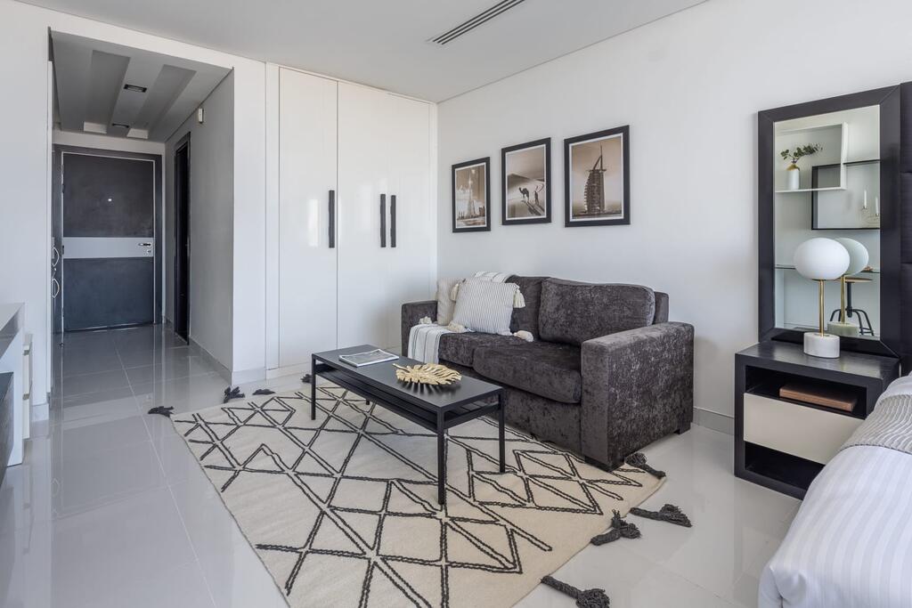 Frank Porter - Giovanni Boutique Suites - thumb 3