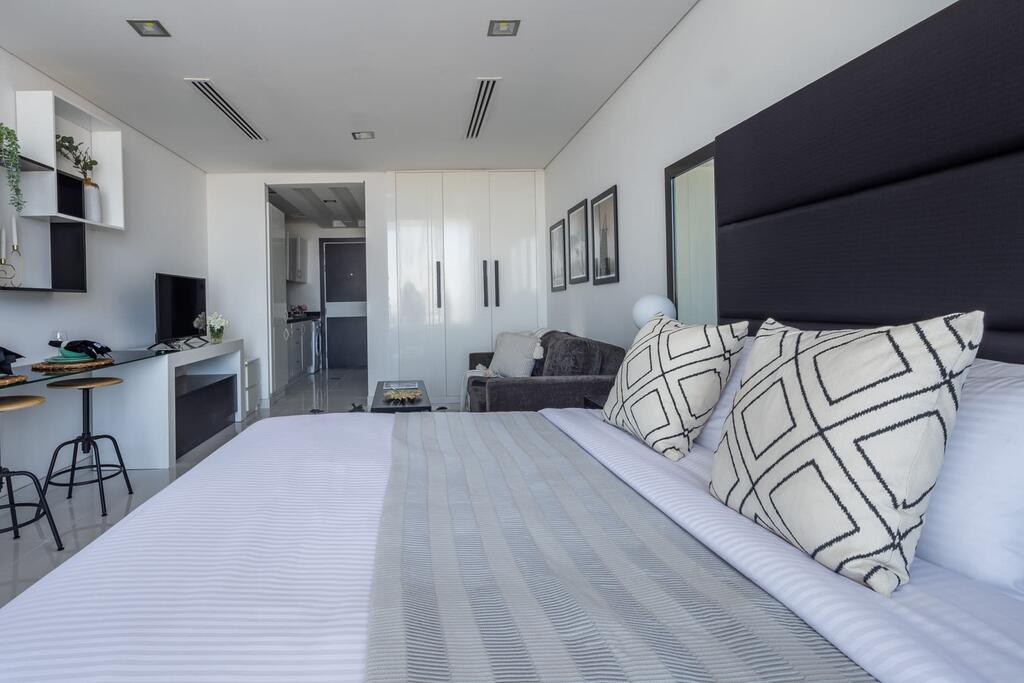 Frank Porter - Giovanni Boutique Suites - thumb 7
