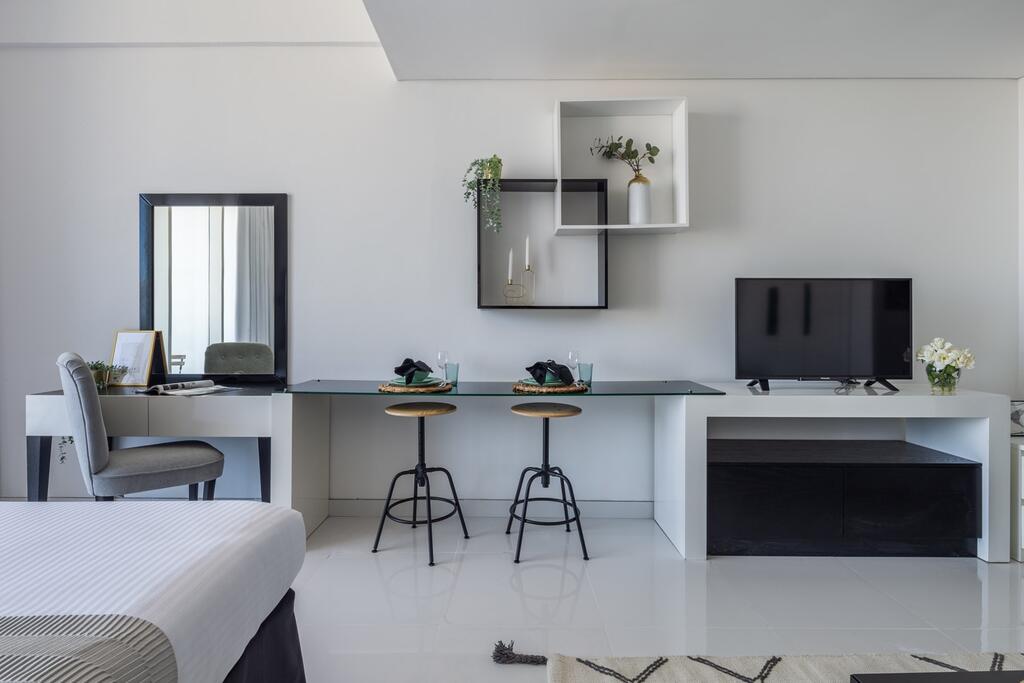 Frank Porter - Giovanni Boutique Suites - thumb 4