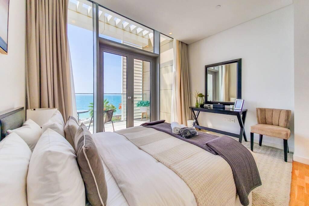 Luxurious 4-Bed Townhouse In Bluewater - thumb 1