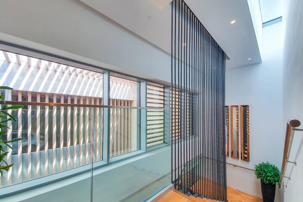 Luxurious 4-Bed Townhouse In Bluewater - thumb 2