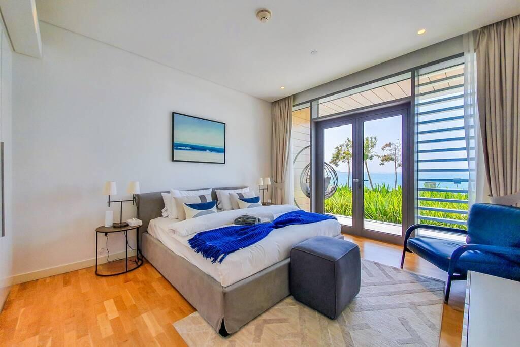 Luxurious 4-Bed Townhouse In Bluewater - thumb 3