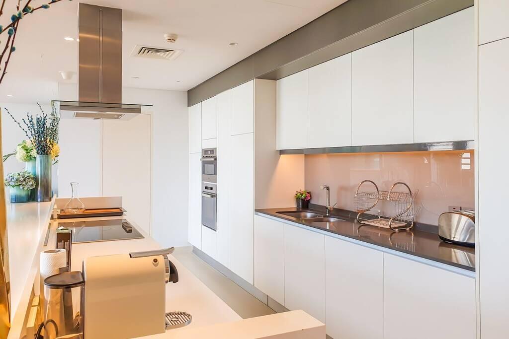 Luxurious 4-Bed Townhouse In Bluewater - thumb 6