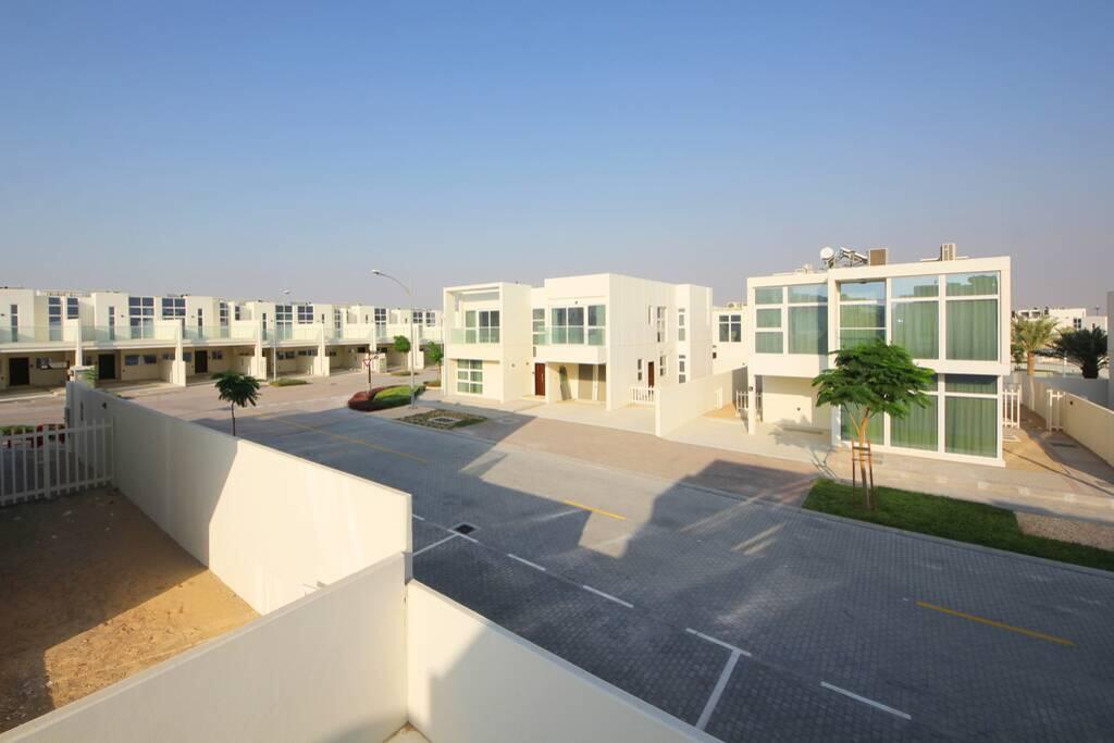 Beautiful 3 Bed Villa With Maid Room & Backyard - thumb 6