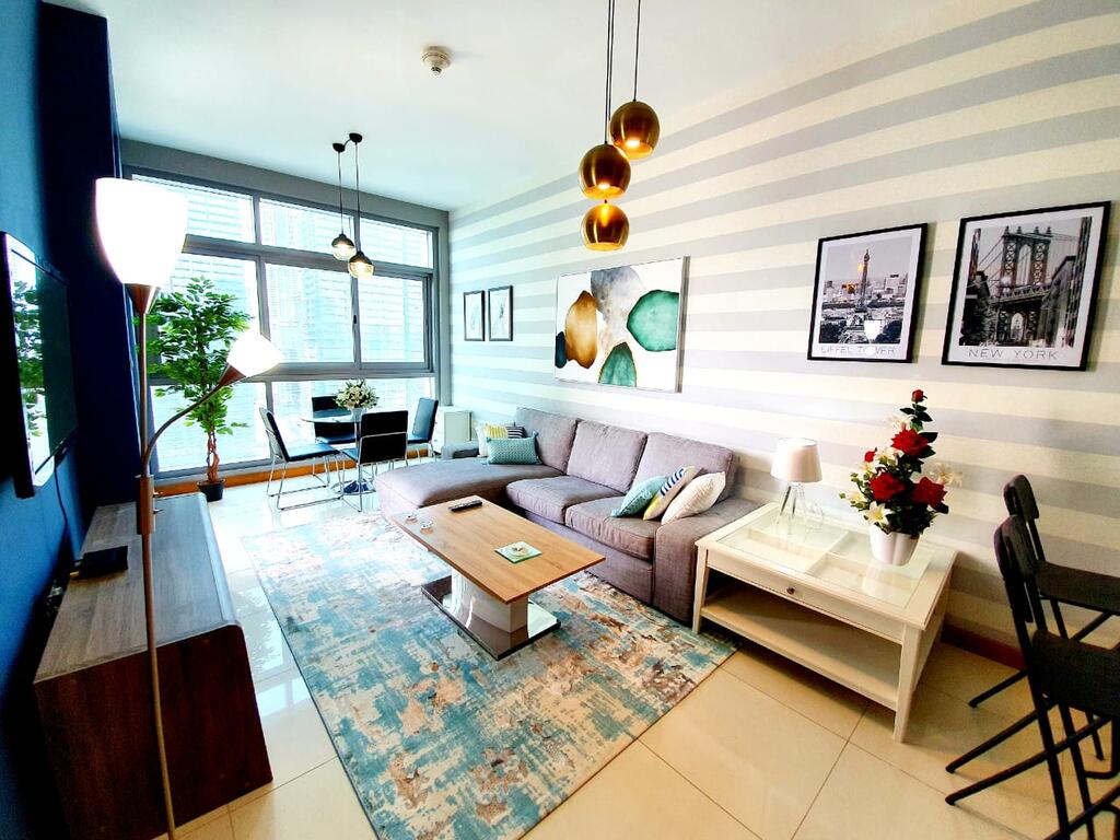Beautifully Designed 1 Bed With Marina Views - thumb 3