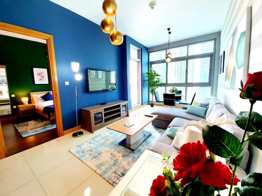 Beautifully Designed 1 Bed With Marina Views - thumb 0