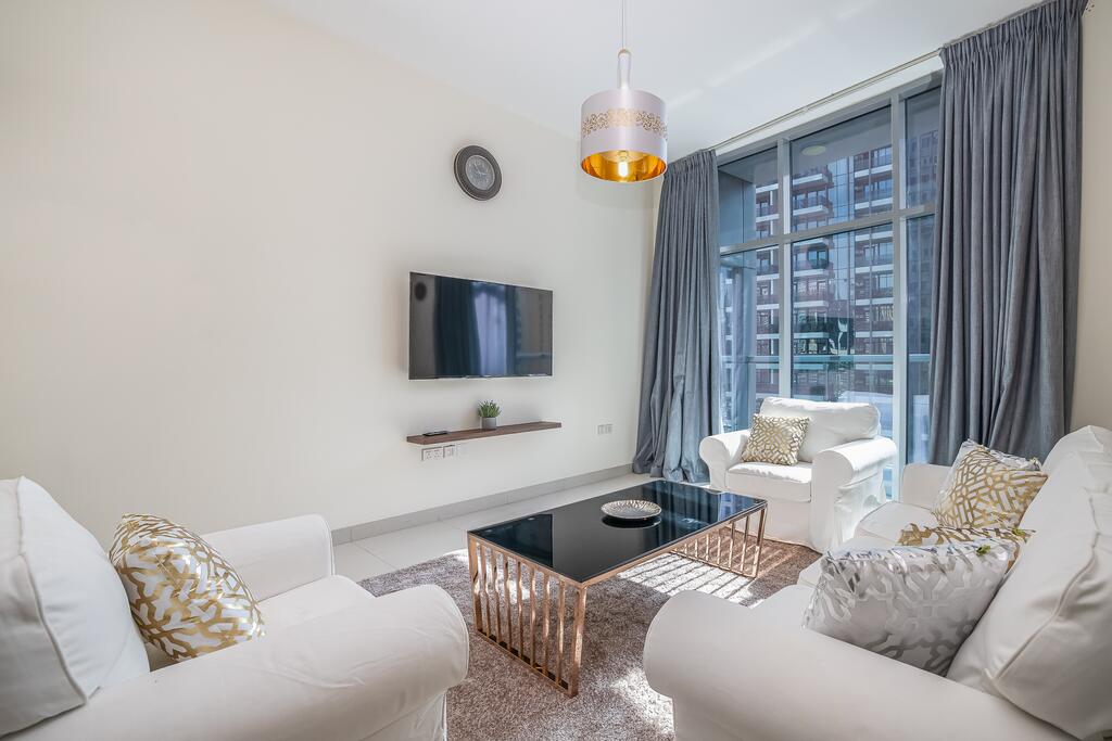 Charming 3 BR With Walking Distance To The Beach - thumb 2