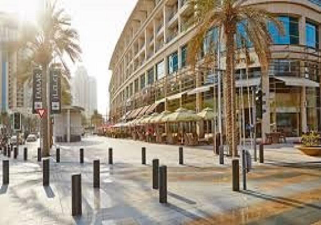 DOWNTOWN STUDIO WITH BOULEVARD VIEWs - thumb 4