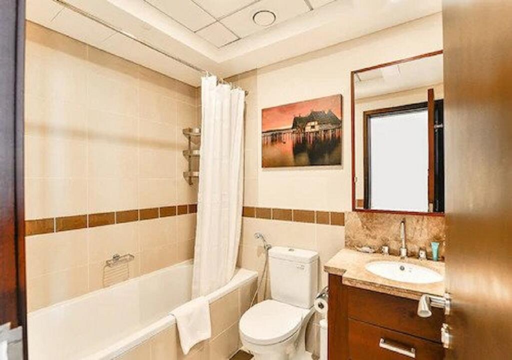 DOWNTOWN STUDIO WITH BOULEVARD VIEWs - thumb 7