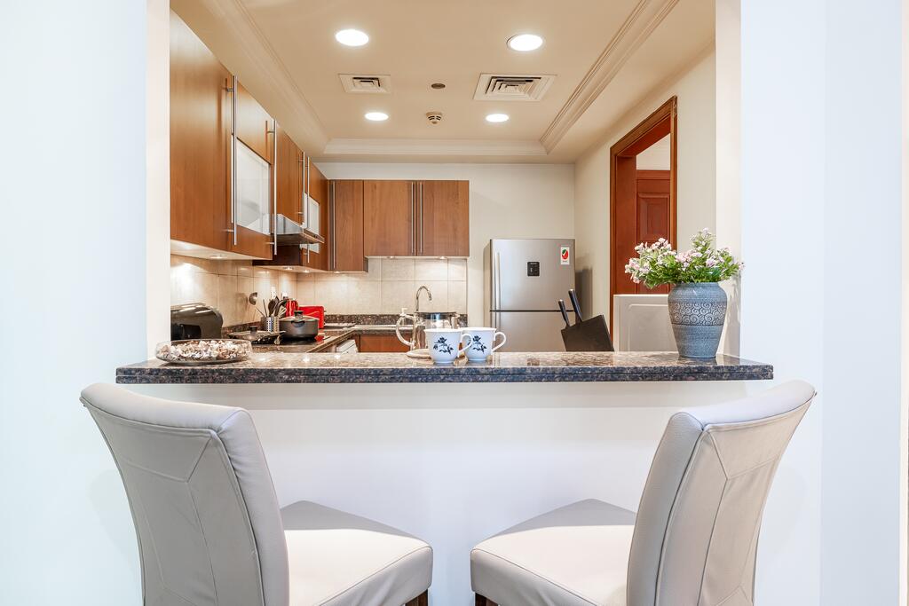 Exquisite Spacious 2BR With Maids In Golden Mile - thumb 6