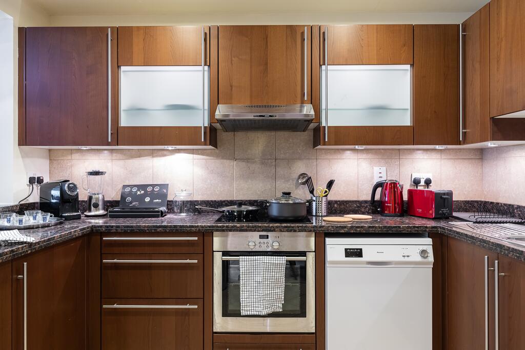 Exquisite Spacious 2BR With Maids In Golden Mile - thumb 7