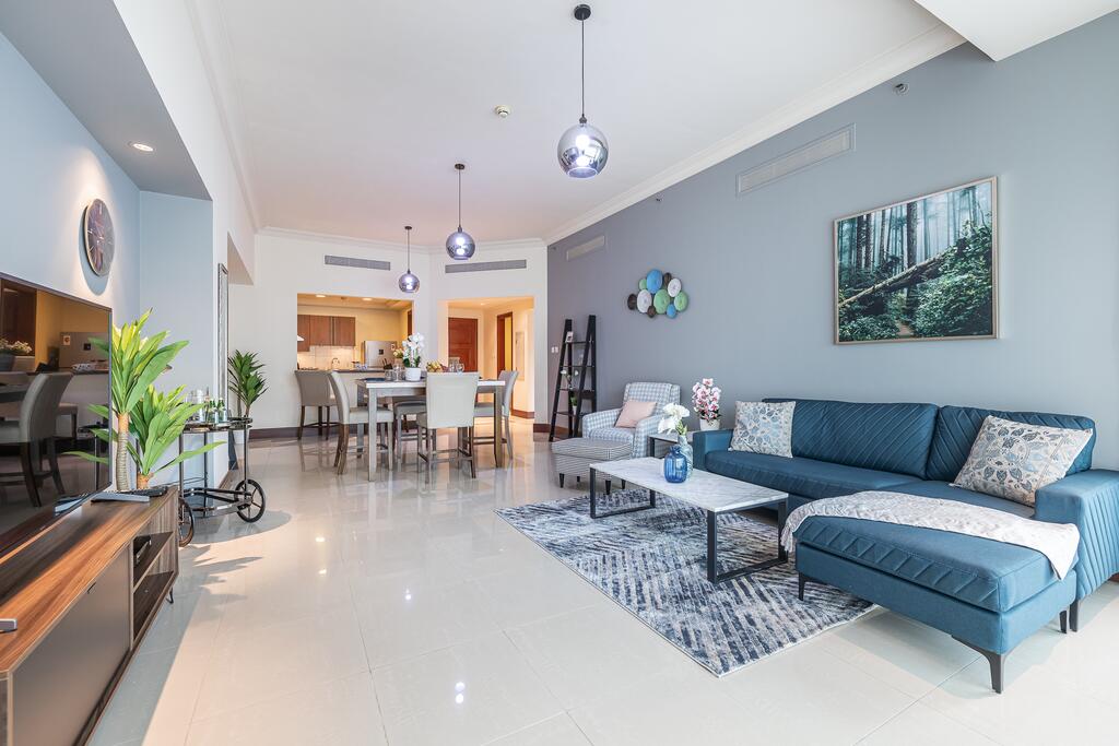 Exquisite Spacious 2BR With Maids In Golden Mile - thumb 1