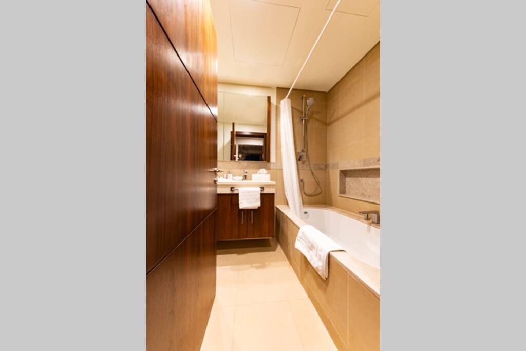 FIRST CLASS 3BR With Full BURJ KHALIFA VIEW - thumb 4