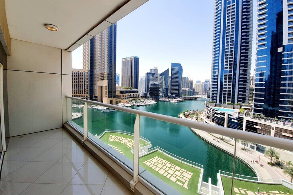 A Stylish 1 Bedroom Apartment With Full Marina Views - thumb 0
