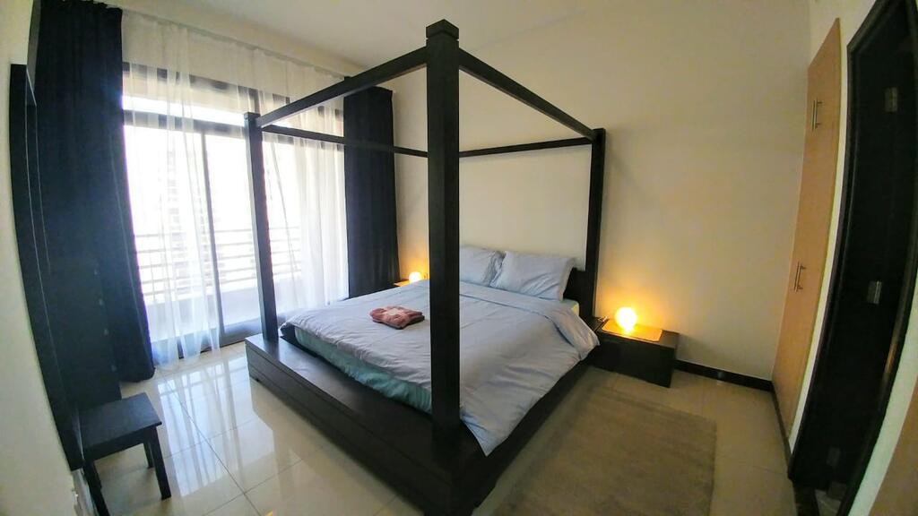 Modern 1 Bedroom Apartment With Balcony - thumb 0