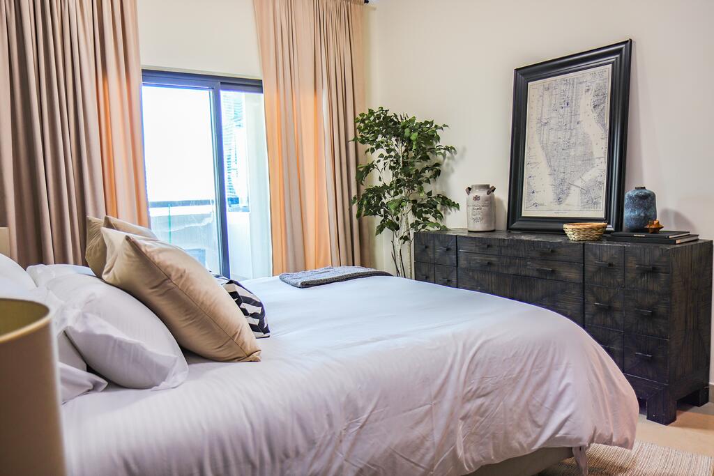 Signature Holiday Homes - Newly Furnished 1 BHK In Time Place Tower, Dubai Marina - thumb 0