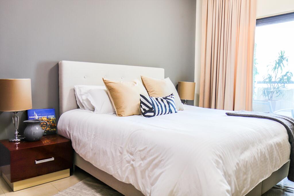 Signature Holiday Homes - Newly Furnished 1 BHK In Time Place Tower, Dubai Marina - thumb 1