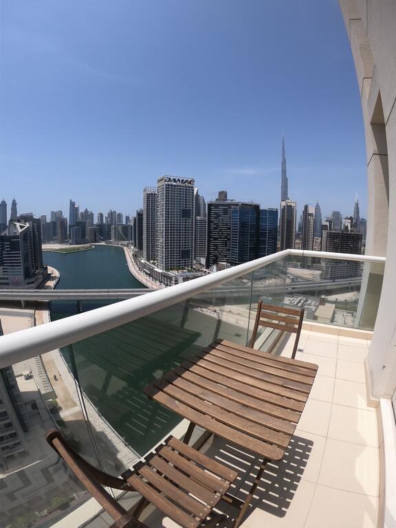 Spacious High-Floor 2BR Apartment With Full Burj Khalifa & Dubai Canal View - thumb 3