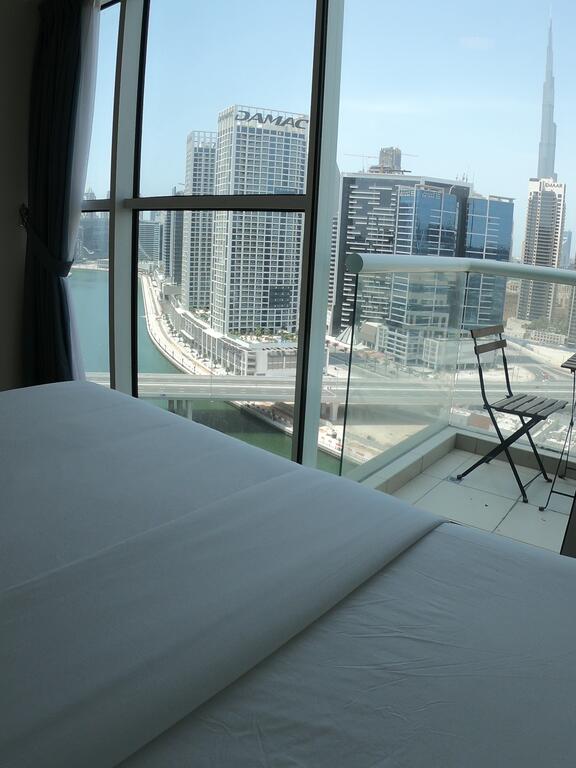 Spacious High-Floor 2BR Apartment With Full Burj Khalifa & Dubai Canal View - thumb 4