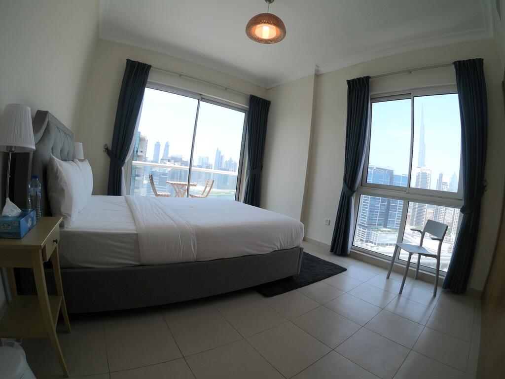 Spacious High-Floor 2BR Apartment With Full Burj Khalifa & Dubai Canal View - thumb 5